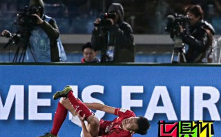 2015世俱杯：慘!鄒正被阿爾維斯撞重傷離場(chǎng) 腳踝扭曲變形